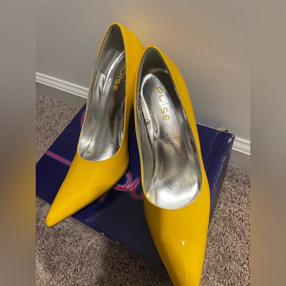 Brand new patten leather yellow pumps